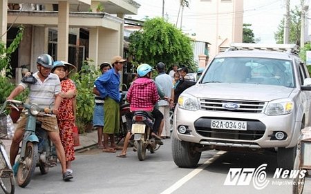  Nhà chị Nguyễn Thị Ánh Đào, chủ nhân trúng 92 tỷ bị người dân vây quanh xin từ thiện.