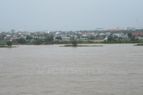 Lũ trên sông dâng cao. (Ảnh: Nguyễn Thành/Vietnam+)