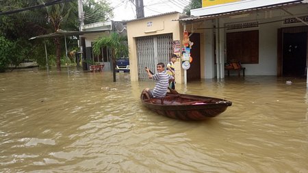 Lũ lên cao, người dân xã Vĩnh Ngọc (TP Nha Trang) phải chèo thuyền di chuyển