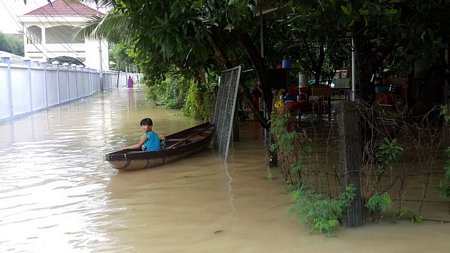 Một em bé Nha Trang tập "sống chung với lũ"