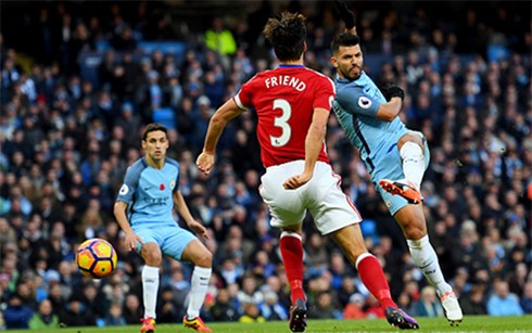 Man City gặp nhiều khó khăn vì Middlesbrough chơi phòng ngự sâu bên phần sân nhà (Ảnh: Getty)