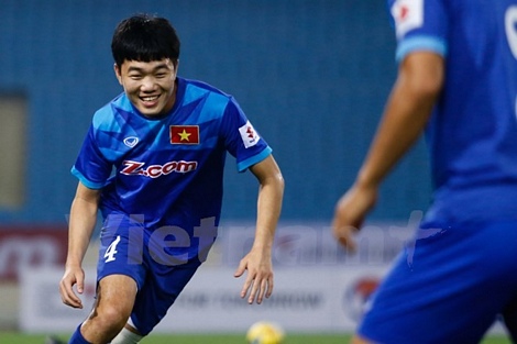 Tiền vệ Xuân Trường vừa trở về Việt Nam đã lập tức xách giày ra sân tập cùng các đồng đội. (Ảnh: Minh Chiến/Vietnam+)