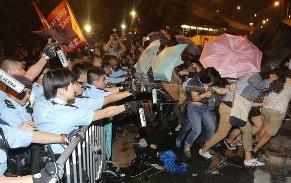 Cảnh sát Hong Kong xịt hơi cay vào người biểu tình. (Nguồn: scmp.com)