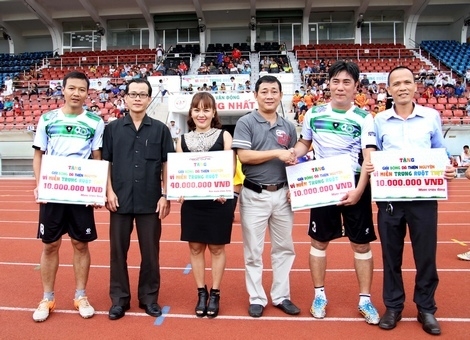 Ông Hà Huy Tường (đeo kính, Quyền Tổng Biên tập Báo Thể thao TP Hồ Chí Minh) và các Mạnh thường quân trao- ủng hộ chương trình “Thương về miền Trung”. Ảnh: LÊ GIANG
