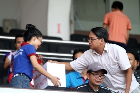 Trên khán đài, khán giả ủng hộ chương trình “Thương về miền Trung”. Ảnh: LÊ GIANG