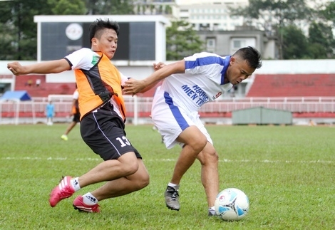 Trận đấu bóng đá trong chương trình “Thương về miền Trung”. Ảnh: LÊ GIANG