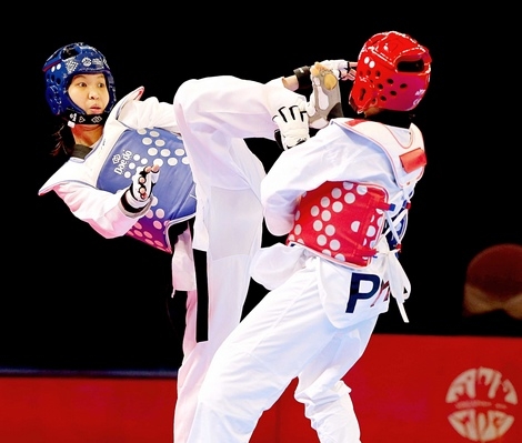 Trương Thị Kim Tuyền (Vĩnh Long, bên trái)