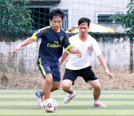 Trận chung kết bóng đá nam, Phường 1 (áo sậm) thắng Phường 2 với tỷ số 1-0.