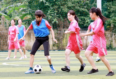 Bóng đá nữ không kém phần sôi động.