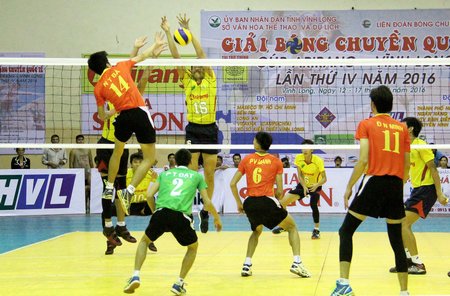  Giải bóng chuyền quốc tế cúp Arirang- Vĩnh Long 2016 do Công ty CP Dịch vụ Phú Nhuận (TP Hồ Chí Minh) diễn ra hấp dẫn. Ảnh: DƯƠNG THU