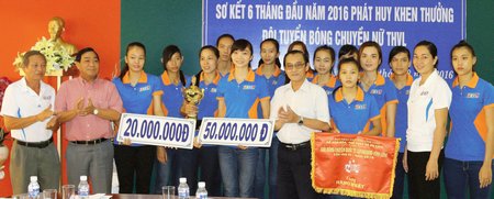 Xã hội hóa TDTT luôn được sự ủng hộ các nhà hảo tâm, khen thưởng các đội thể thao qua thi đấu. Ảnh: DƯƠNG THU