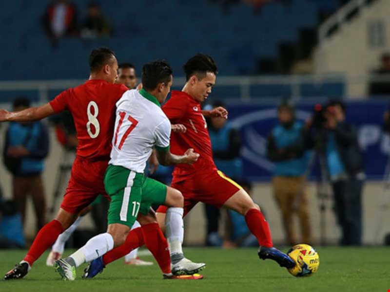 Văn Toàn vượt qua hàng thủ Indonesia, ấn định 3-2 cho chủ sân Mỹ Đình. Ảnh: QUANG THẮNG