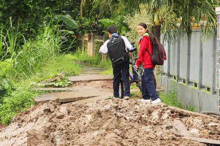 Sạt lở khiến việc đi lại ở một số tuyến đường hết sức khó khăn.