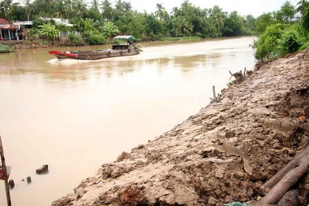 Đoạn sạt lở bờ kinh Hai Quý (Tổ 8, Khóm 4, phường Thành Phước vừa được gia cố tạm).