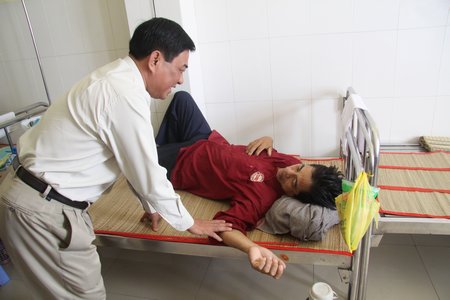 Thăm hỏi, động viên nạn nhân, gia đình nạn nhân bị TNGT là việc làm hàng năm trong tháng hưởng ứng Ngày thế giới tưởng niệm các nạn nhân tử vong do TNGT. Trong ảnh, ông Trần Hoàng Tựu- Phó Chủ tịch UBND tỉnh, nguyên Phó Ban Thường trực Ban ATGT thăm hỏi nạn nhân bị TNGT hàng năm.
