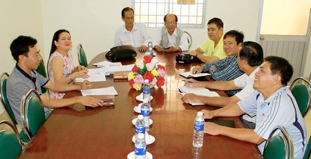 Ông Nguyễn Thanh An- Phó Giám đốc Sở VH, TT và DL tỉnh Vĩnh Long làm việc với BTC cuộc đua.