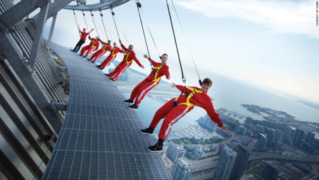 Đi bộ trên mái nhà hàng CN ở Toronto, Canada cao 356m so với mặt đất. 