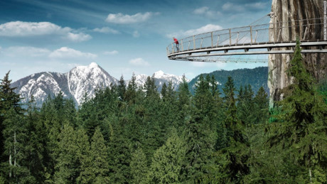 Cliffwalk ở Canada có chiều dài 213m cao 90m là điểm chiêm ngưỡng dòng sông Capilano.