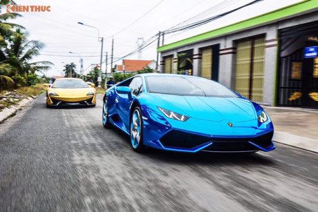 Vừa thay cho bộ đôi siêu xe 25 tỷ đồng màu độc là Lamborghini Huracan LP610-4 và McLaren 570S tại Việt Nam dàn áo mới, chủ nhân của chúng đã kết hợp cùng một nhóm bạn trẻ mang tên gọi Sài Gòn Hunter Team chạy về vùng quê yên bình nằm ở huyện Bến Lức, tỉnh Long An test thử.