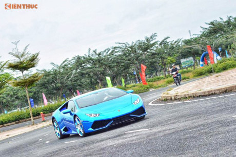 Lamborghini Huracan được trang bị động cơ V10, dung tích 5,2 lít, sản sinh công suất 610 mã lực tại 8.250 vòng/phút và mô-men xoắn cực đại 560 Nm tại 6.500 vòng/phút. Xe chỉ mất 3,2 giây để tăng tốc từ vị trí đứng yên lên 100 km/h trước khi đạt vận tốc tối đa 325 km/h.