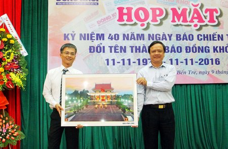 Tổng Biên tập Báo Vĩnh Long Phạm Hoàng Khải tặng quà chúc mừng Tổng Biên tập Báo Đồng Khởi Lê Ngọc Hân nhân ngày kỷ niệm.