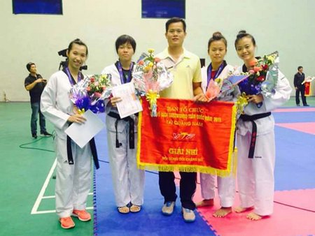 HLV Quốc Thanh và các VĐV nữ Vĩnh Long tại giải vô địch quốc gia 2016. (Ảnh BLH đội Vĩnh Long)