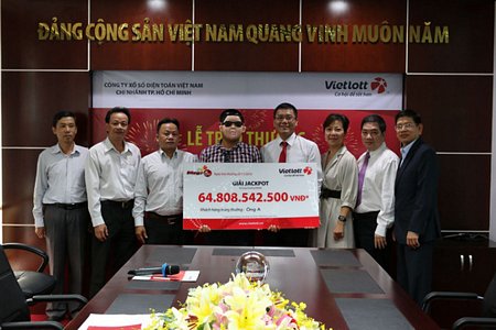 Vietlott trao giải Jackpot cho người trúng thưởng vào sáng 9/11