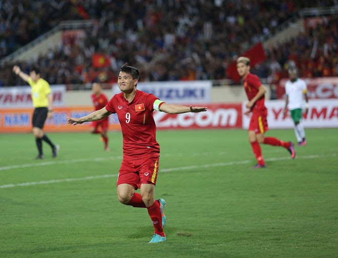 Công Vinh hạnh phúc sau khi gỡ hoà 1-1 cho Đội tuyển Việt Nam. Ảnh: H.M..