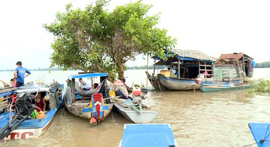 Những người dân tứ xứ tụ về nơi đầu nguồn con nước, nương tựa nhau để sống trong mùa nước nổi.