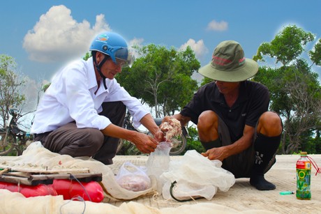 Khách đi đường mua những con ruốc tươi sống vừa mới được bắt lên - Ruốc có thể chấy ăn với bánh tráng, rau sống hay dùng để làm mắm ruốc, nước mắm.