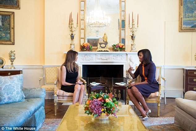 Đệ nhất phu nhân Mỹ Michelle Obama tiếp bà Melanie Trump tại Nhà Trắng (Nguồn: DM)