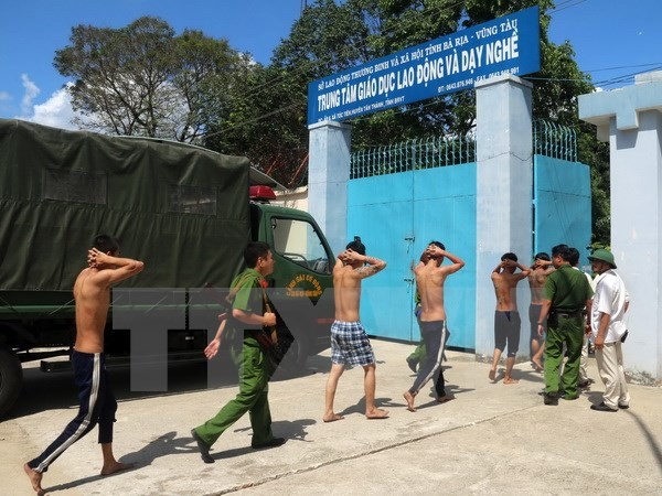 Lực lược chức năng đã tìm được một số học viên bỏ trốn đưa về trại tập trung. (Ảnh: Đoàn Mạnh Dương/TTXVN)