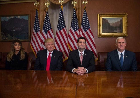 Ông Trump (thứ 2 từ trái sang) và ông Paul Ryan trong cuộc gặp ngày 10/11. Ảnh: Reuters