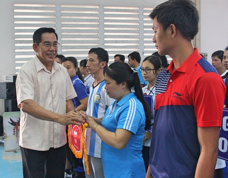Nguyên Phó Chủ tịch UBND tỉnh- Nguyễn Văn Thanh trao cờ lưu niệm cho các đơn vị.