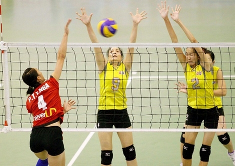 Các cô gái trẻ đội Truyền hình Vĩnh Long (chắn bóng) đang cần những cuộc trui luyện cho giải vô địch quốc gia vào cuối năm nay.