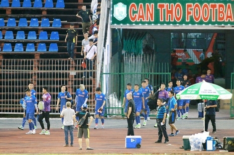 ĐTQG Việt Nam vào sân chuẩn bị buổi tập đầu tiên tại Cần Thơ.     