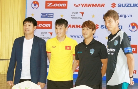 HLV và đội trưởng đội Việt Nam (trái)- Avispa Fukuoka FC (Nhật Bản) tại họp báo.