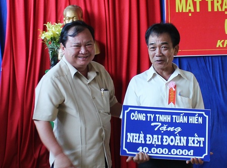 Ông Nguyễn Văn Quang đã vận động và trao số tiền xây nhà cho đảng viên gặp khó khăn về nhà ở.