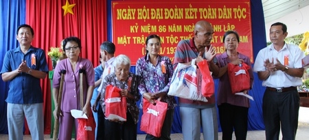 Lãnh đạo Thành ủy Vĩnh Long trao 300.000đ và quà “Người Việt Nam dùng hàng Việt Nam” do UBMTTQ Việt Nam tỉnh Vĩnh Long và các doanh nghiệp tặng. 