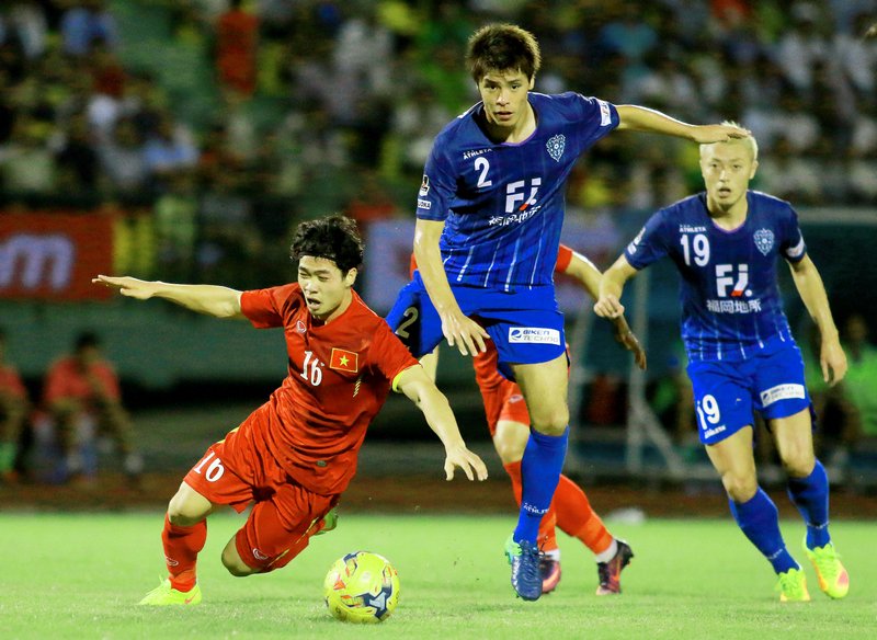 Nguyễn Công Phượng (16, Việt Nam) bị Mizuki Hamada (2, Nhật Bản) phạm lỗi.