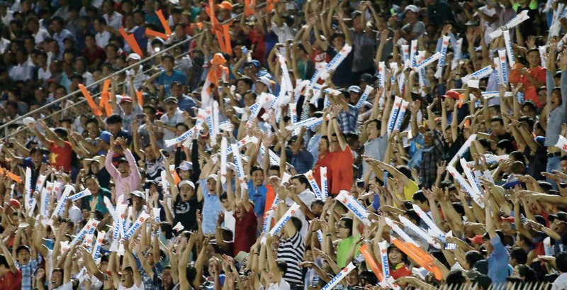 Trên 40.000 khán giả luôn ủng hộ cuồng nhiệt cho hai đội thi đấu.