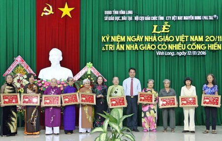 Phó Chủ tịch UBND tỉnh- Lữ Quang Ngời tri ân các nhà giáo có nhiều đóng góp cho giáo dục tỉnh nhà.