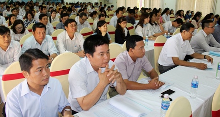 Các hội viên Hội Nhà báo học tập, quán triệt Luật Báo chí năm 2016. 