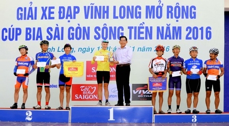 Ông Nguyễn Văn Thanh- Chủ tịch LĐXĐMT Vĩnh Long trao cúp và áo vàng cho tay đua Pezrzo Claude.