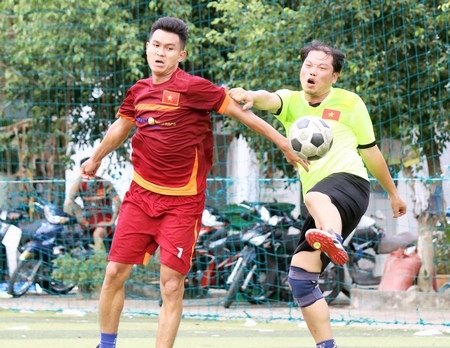 Đội Bảo Việt (áo sậm) duy trì tốt phong độ, đi đến trận chung kết của giải và giành ngôi vô địch.      