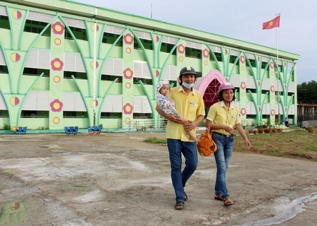 Vợ chồng chị Võ Nguyễn Thanh Phương (công nhân Công ty TNHH Tỷ Xuân) đón con sau giờ tan ca. 