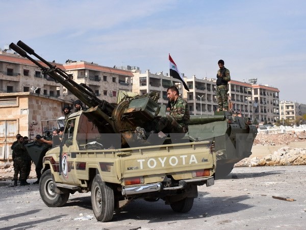 Binh sỹ quân đội Chính phủ Syria tại làng Minyan, phía tây Aleppo ngày 12/11. (Nguồn: AFP/TTXVN)