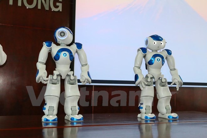 Robot NAO đang biểu diễn và giao lưu với sinh viên. (Ảnh: Sỹ Tuyên/Vietnam+)