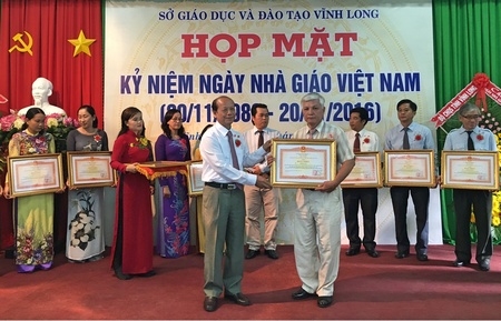 Phó Bí thư Thường trực Tỉnh ủy- Trương Văn Sáu trao bằng khen của Thủ tướng Chính phủ cho các cá nhân đạt thành tích xuất sắc.