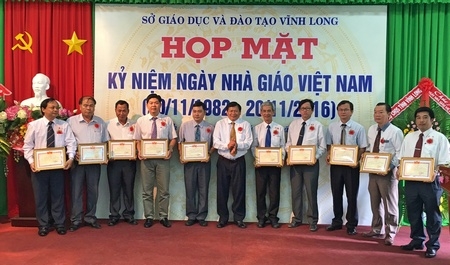 Chủ tịch UBMTTQ tỉnh- Lê Quang Đạo trao bằng khen cho các tập thể đạt thành tích xuất sắc.